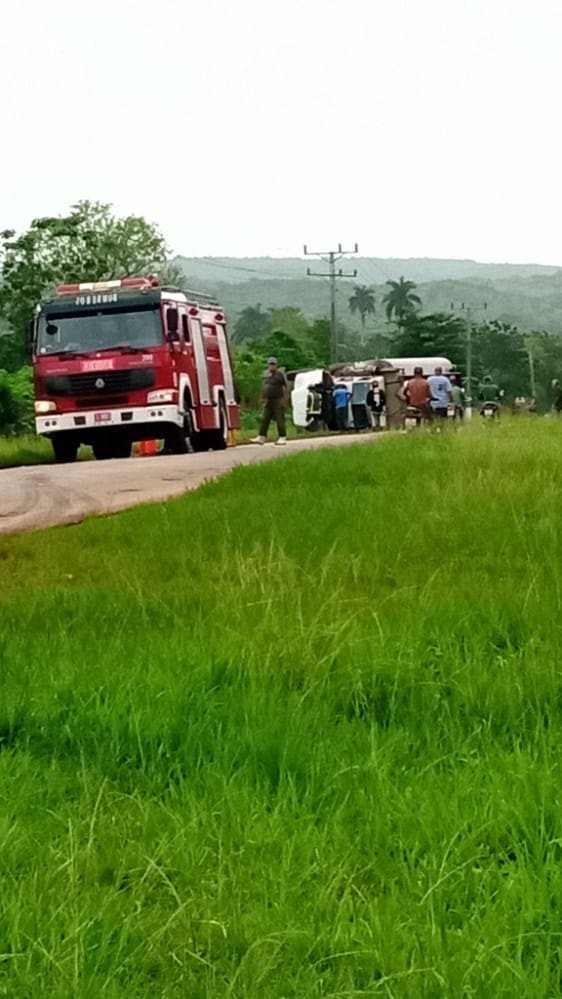 Camión cargado de combustible termina volcado en Matanzas 7