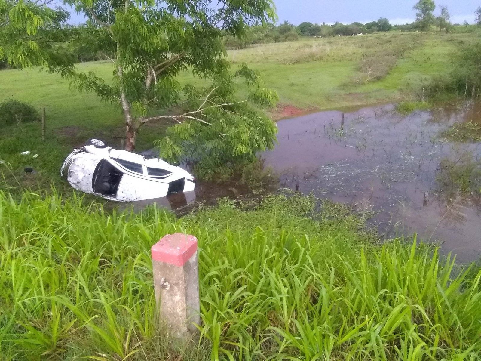 Auto cae en una zanja en Las Tunas 25
