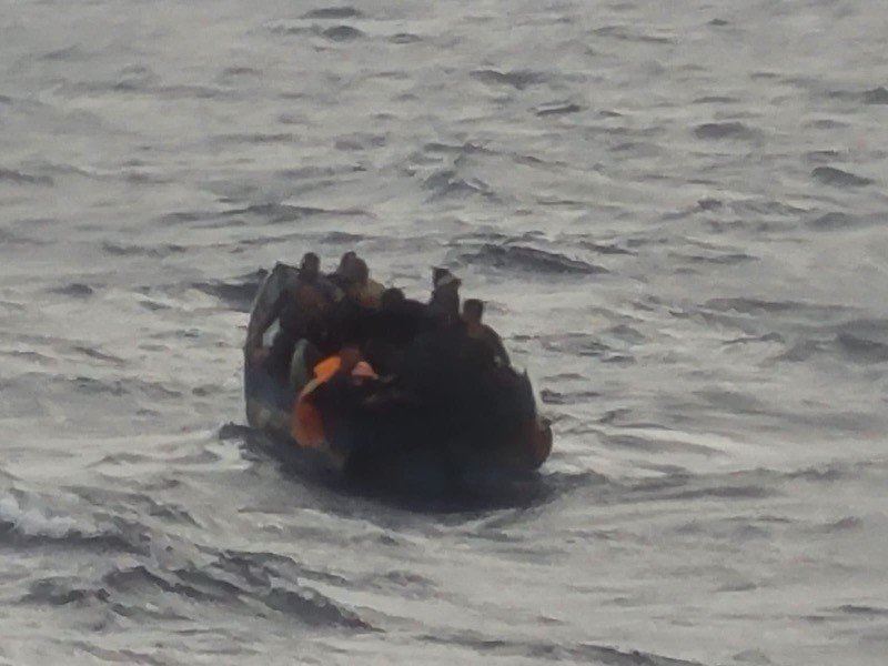 Crucero rescata a 16 balseros cubanos 14