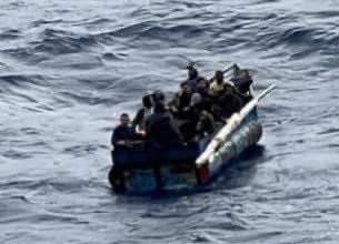 Crucero rescata a 16 balseros cubanos 15