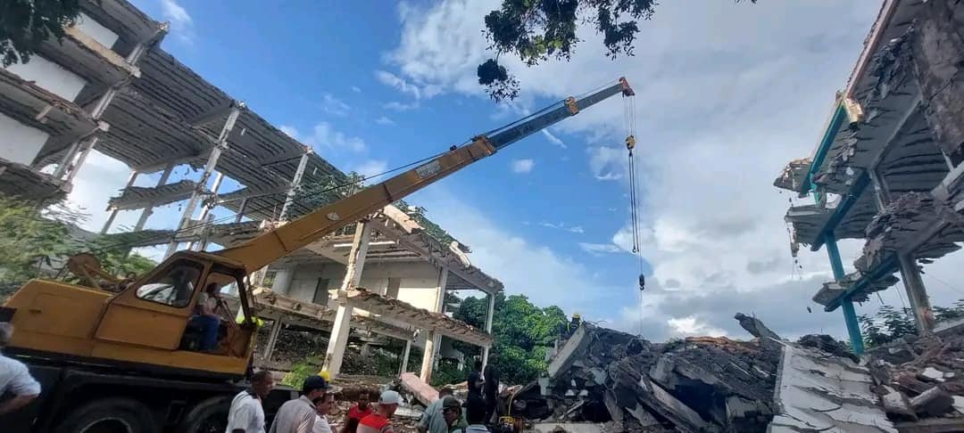 Una persona atrapada tras derrumbe en Santiago de Cuba 28