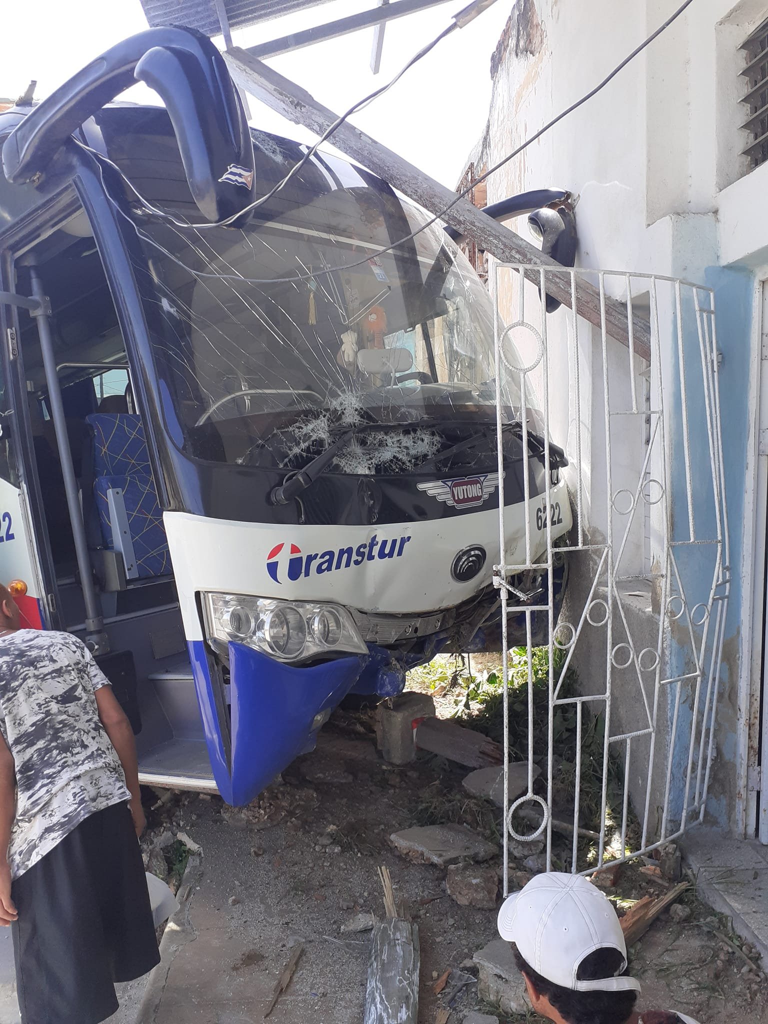 Ómnibus impacta contra una vivienda en Nuevitas, Camagüey 7