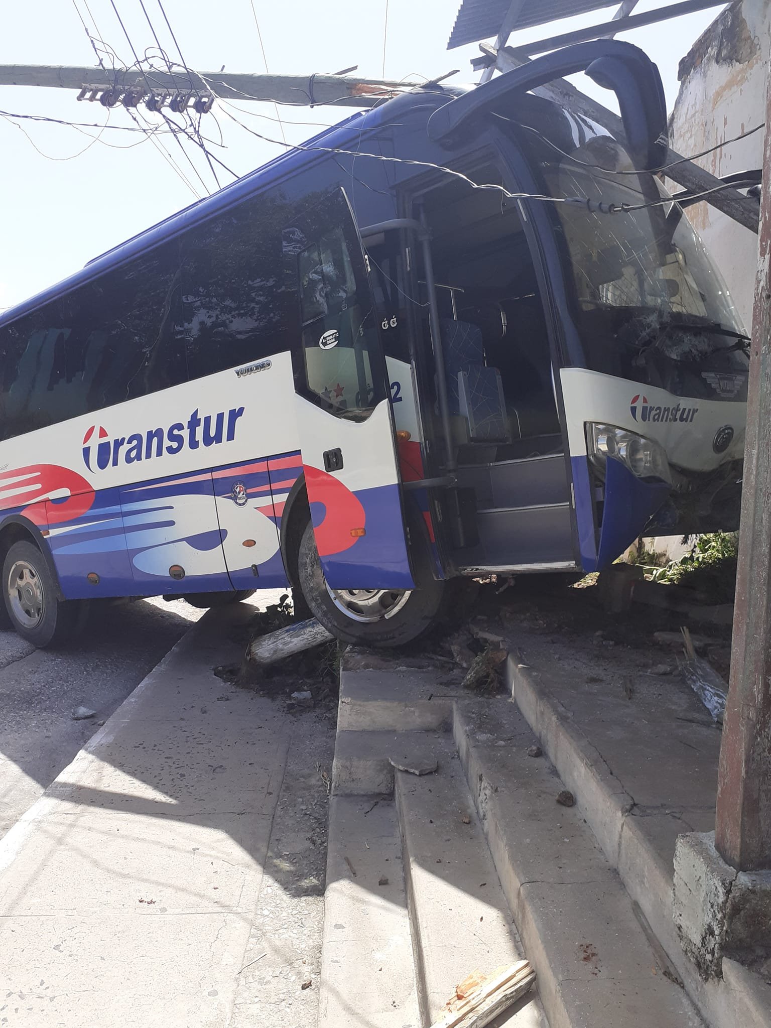 Ómnibus impacta contra una vivienda en Nuevitas, Camagüey 8