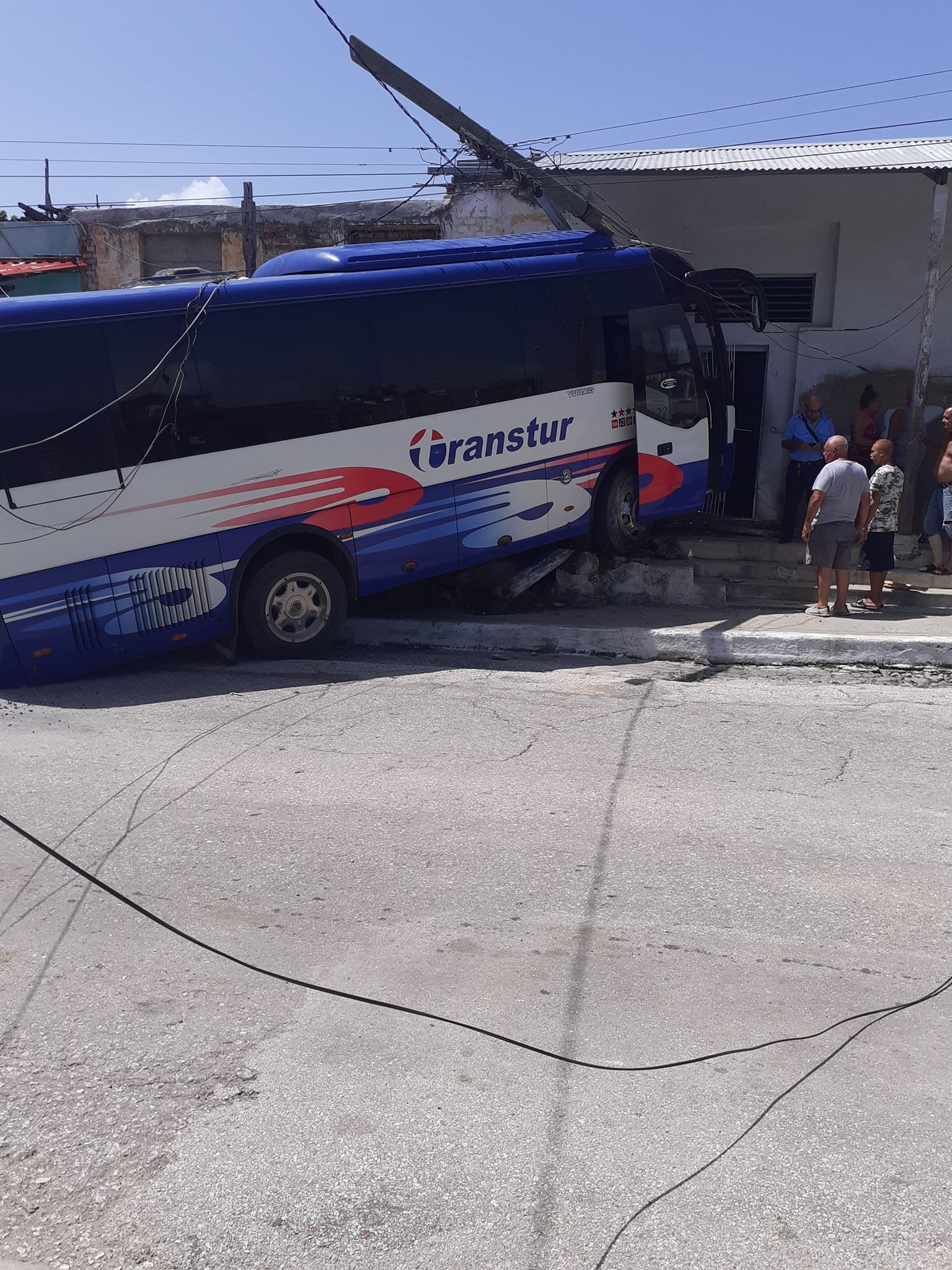 Ómnibus impacta contra una vivienda en Nuevitas, Camagüey 9