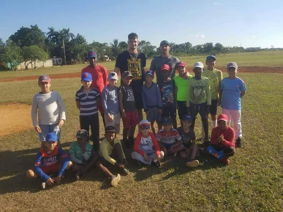 Pelotero cubano Michel Báez visita la isla y regala implementos deportivos a niños 3