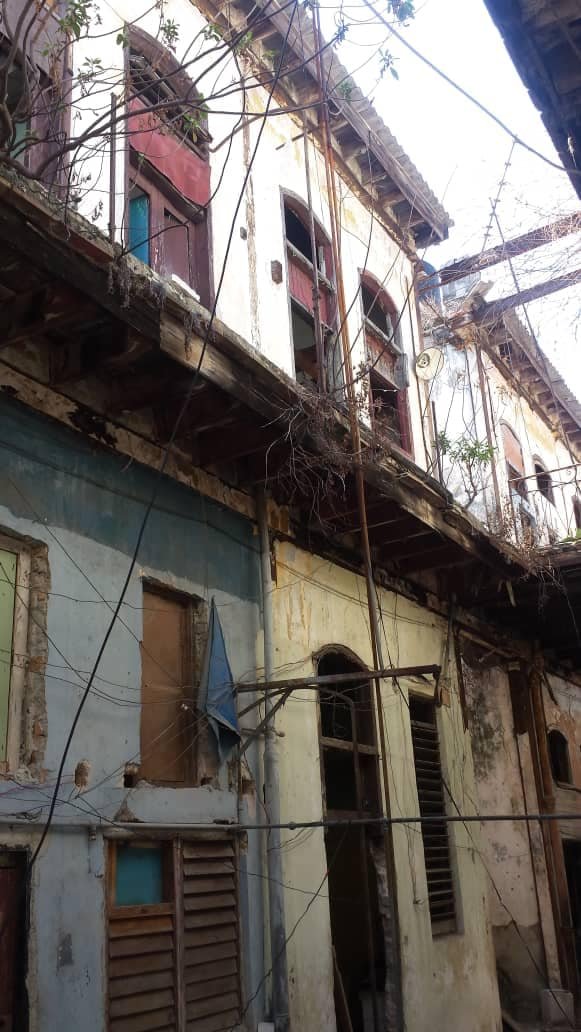 Cubanos siguen habitando edificio que sufrió derrumbe en La Habana 4