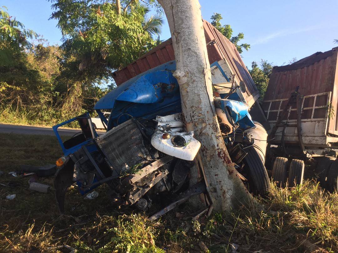 Reportan aparatoso accidente en carretera Central de Cuba 59