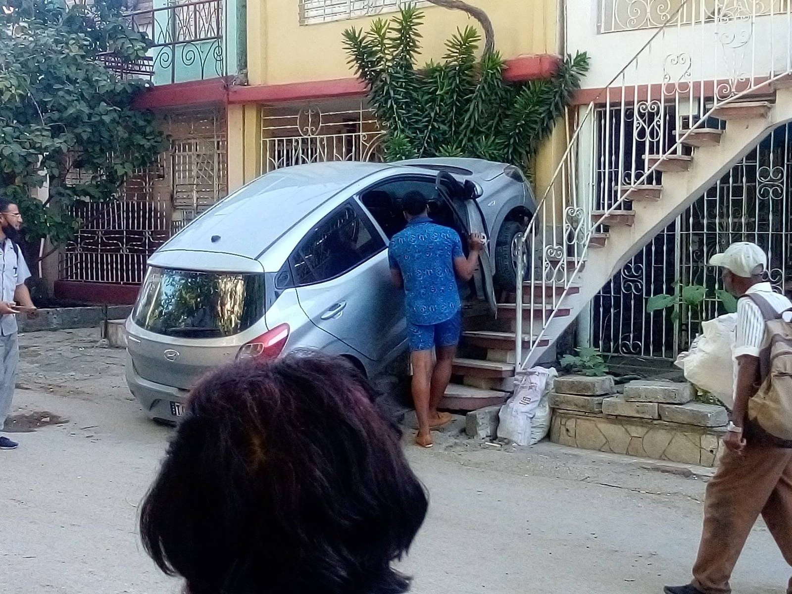 Auto de la renta impacta contra una vivienda en Guantánamo 41