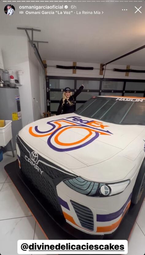 Osmani García muestra el enorme cake en forma de auto elaborado por su esposa y su suegra 1