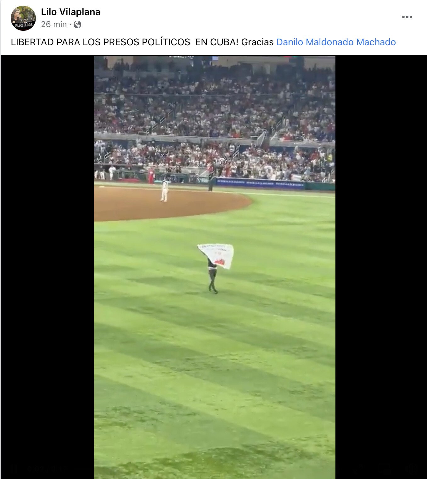 Cubano se lanza con cartel al terreno de pelota pidiendo Libertad para los presos políticos 2