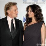 catherine zeta jones y Michael Douglas mirandose