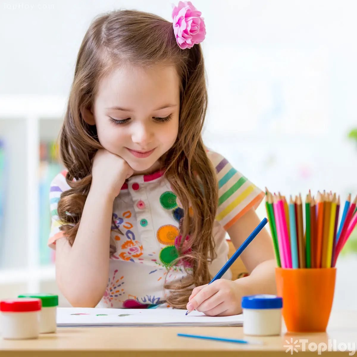 niña zurda escribiendo - TopHoy