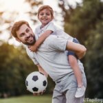 padre con su hijo jugando al futbol