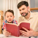 padre con su hijo leyendo un libro