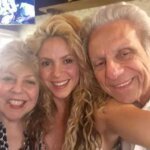 shakira con sus padres