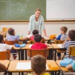 profesora dando clases en escuela