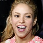 shakira riendo