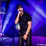 Enrique-Iglesias-cantando-2