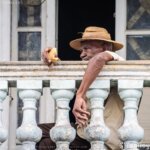 cuba-anciando-comiendo-pan