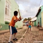 nino-jugando-beisbol-calle-cuba